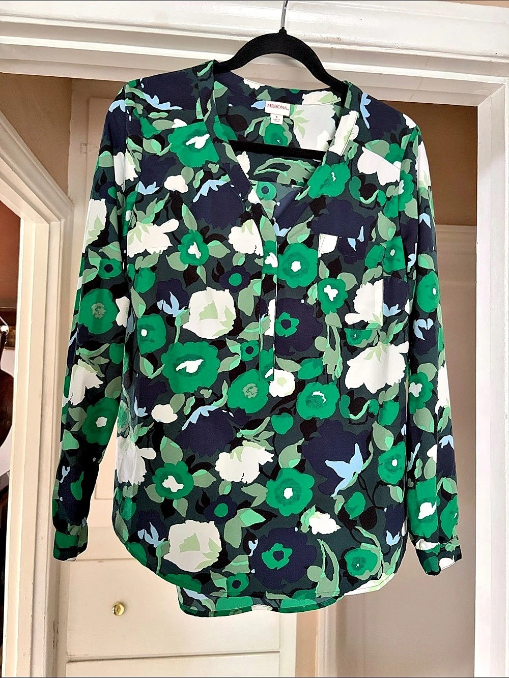 Merona Floral Button Down Shirt in Green & Navy Size Small Like New